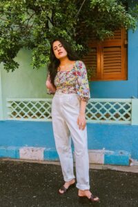 ,high-waisted jeans, wide-leg pants , floral print tops